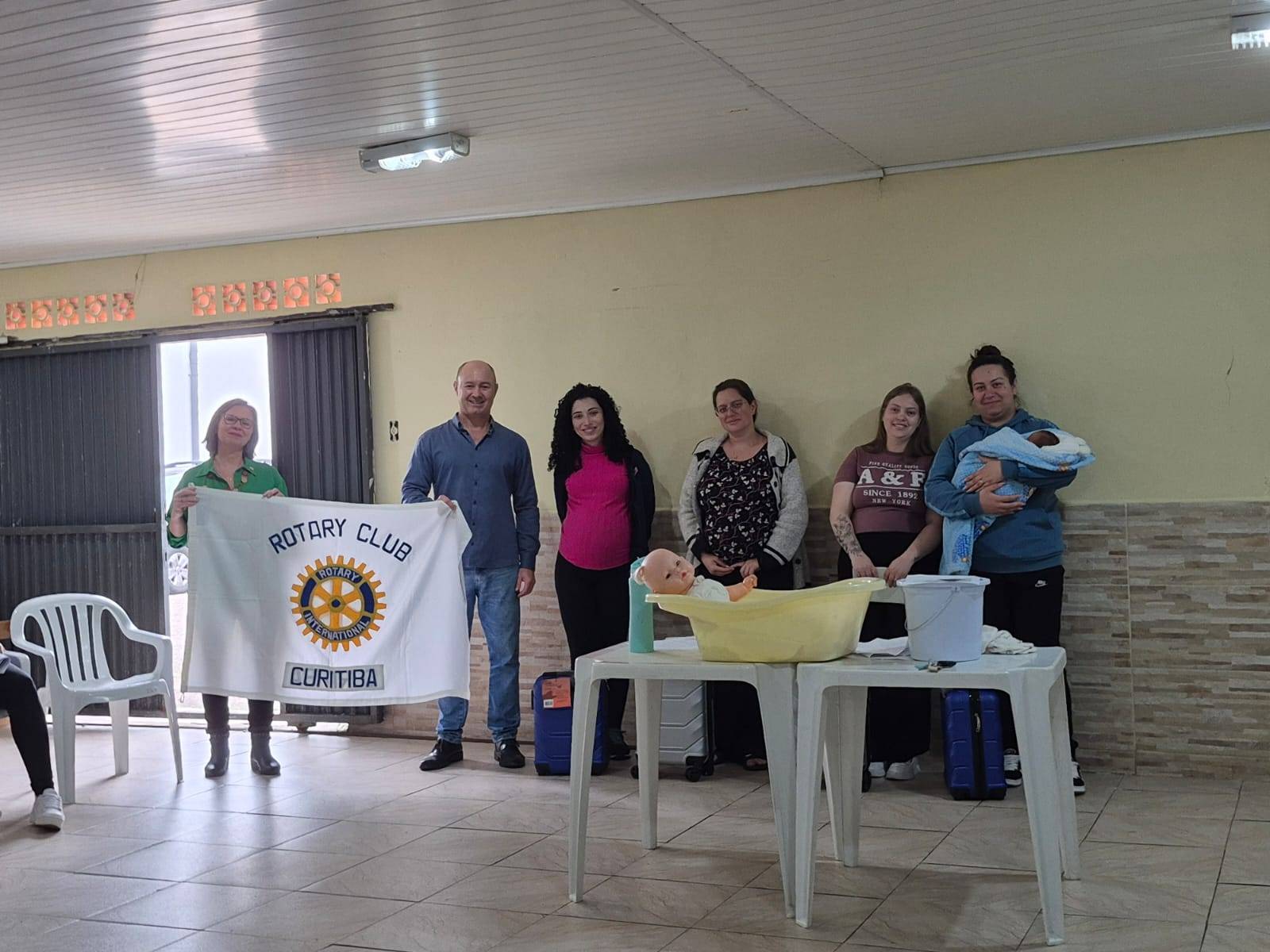 Presidente do Rotary Club de Curitiba (2025-26) Demétrius Fabiano, com gestantes beneficiadas pelo Projeto Rotary Baby na Unidade de Saúde do Osternack.