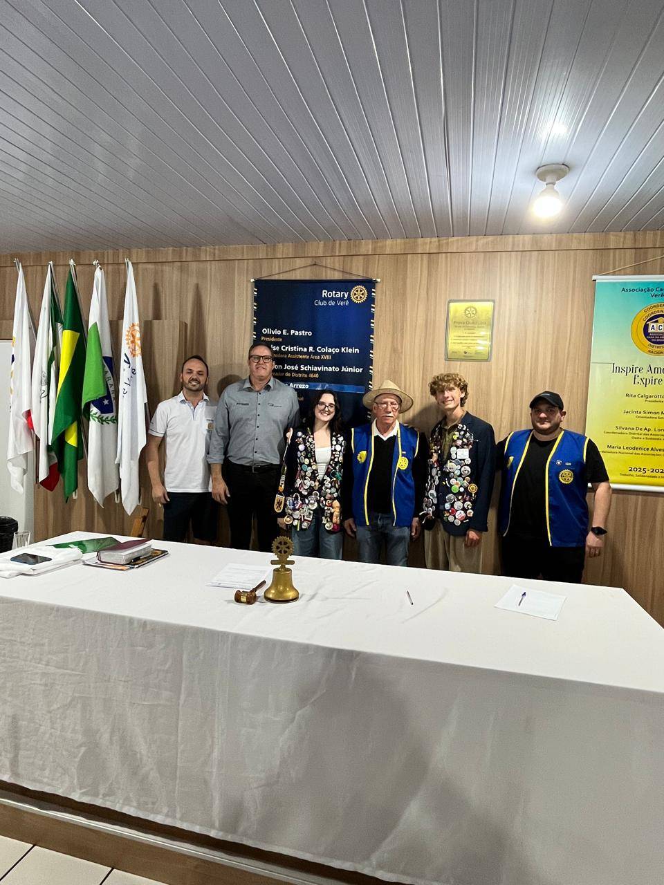 Will e Ana Luiza com a mesa diretiva do Rotary Club de Verê
