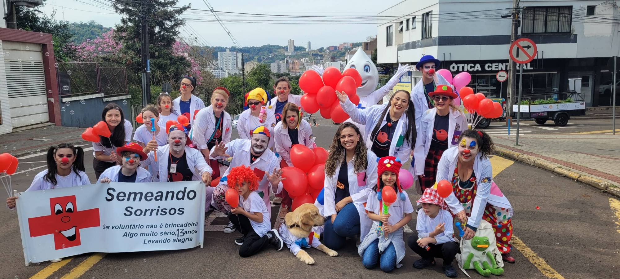 Cão “Tom” com os voluntários do Projeto Semeando Sorrisos do Rotary Club de Francisco Beltrão Industrial