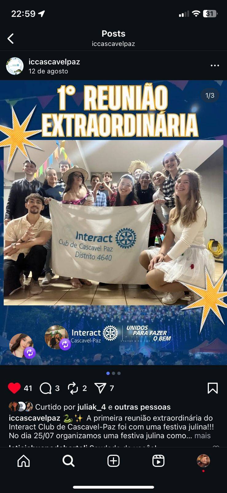 Na imagem temos um fundo meio apagado de bandeirinhas de festa junina e um fundo azulado, à cima temos um texto com letras brancas grandes e bordas amareladas escrito "1º REUNIÃO EXTRAORDINÁRIA" e no centro a foto oficial da reunião com os icanos todos fantasiados e customizados de festa junina,