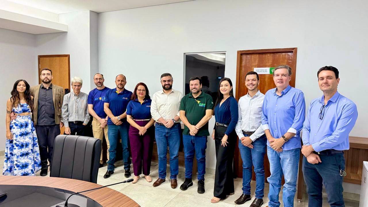 Hoje (10/09) os quatro clubes de Rotary de Rio Verde — Rotary Club de Rio Verde 5 de Agosto, Rotary Club de Rio Verde, Rotary Club de Rio Verde Mauricio de Nassau Arantes Lisboa e Rotary Club Rio Verde Cerrado Goiano — participaram de uma reunião oficial com o governador do Distrito 4770, Fábio Fayad, e representantes da Câmara Municipal de Rio Verde.  O encontro teve como pauta principal o desenvolvimento de projetos voltados ao atendimento e inclusão de pessoas com Transtorno do Espectro Autista (TEA) no município.  A iniciativa reforça o compromisso do Rotary com ações de impacto social, promovendo parcerias estratégicas entre sociedade civil e poder público para ampliar o acesso a serviços especializados, campanhas de conscientização e políticas públicas inclusivas.  Juntos, seguimos fortalecendo os pilares da empatia, da cidadania e do serviço voluntário. 💙  #RotaryDistrito4770 #RotaryRioVerde #AutismoRioVerde #InclusãoSocial #ServirParaTransformarVidas #RotaryEmAção