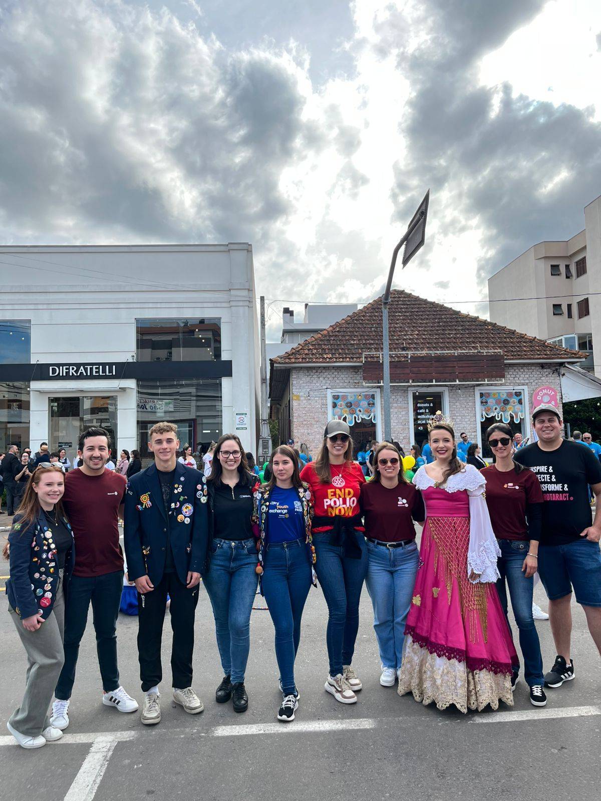 Integrantes do Rotaract Club de Flores da Cunha minutos antes do início do desfile. 