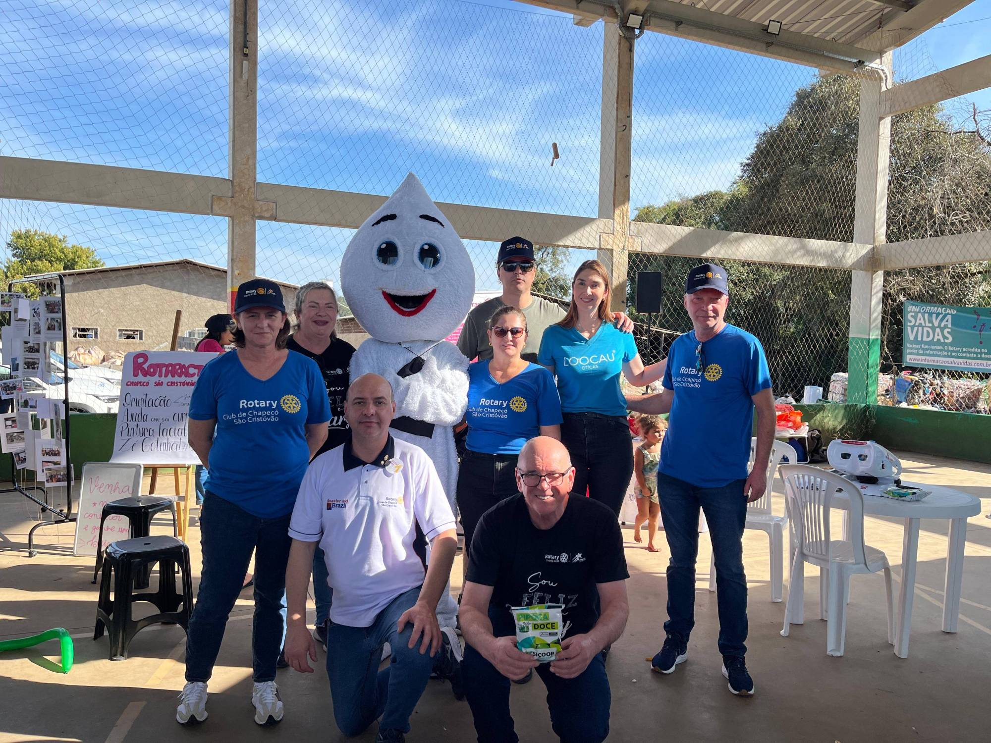 Companheiros do Club e o Zé Gotinha no evento SESC Cidadão do Bem