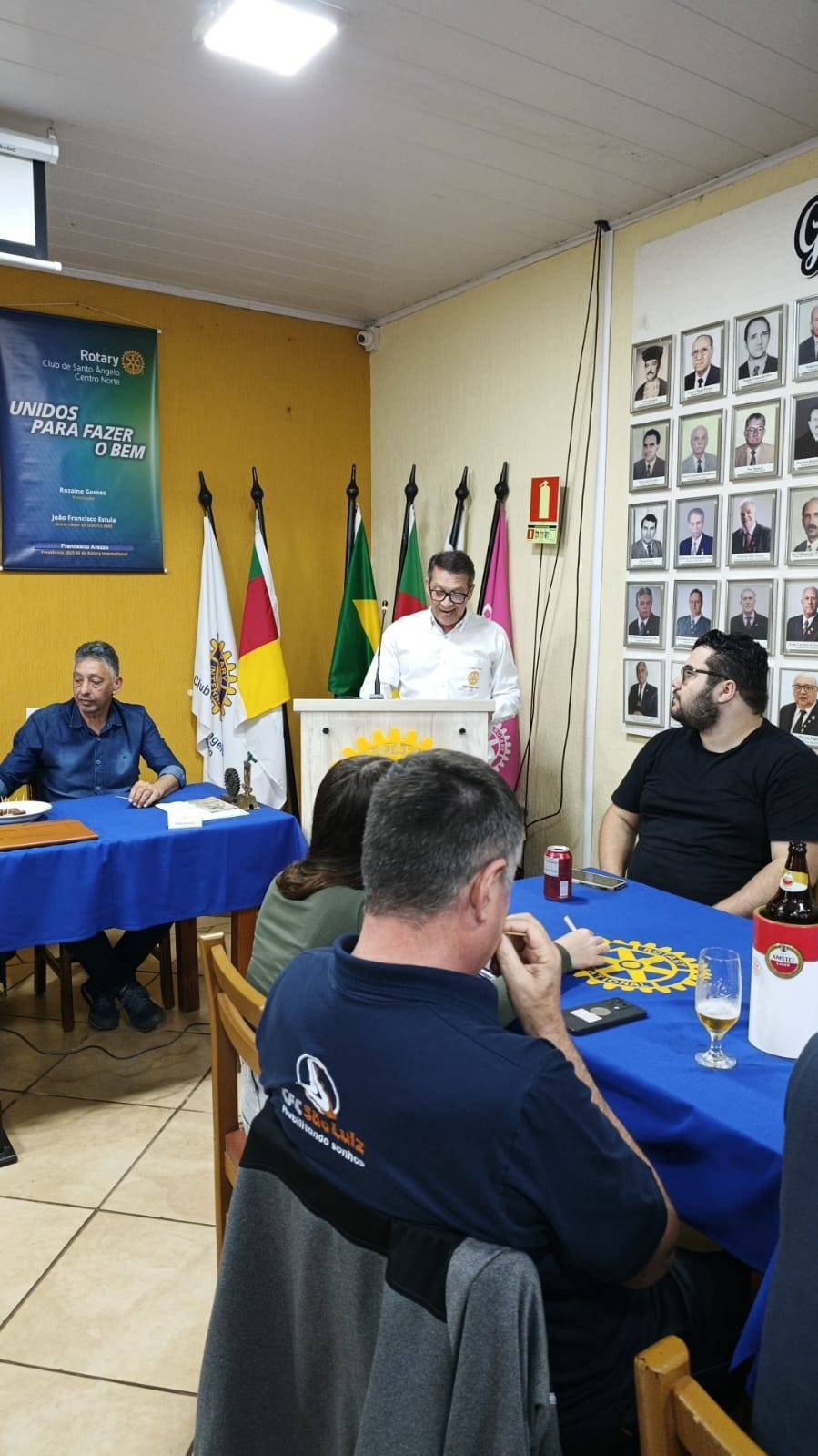 Companheiro Leo Mosquer apresentando instrução Rotária 