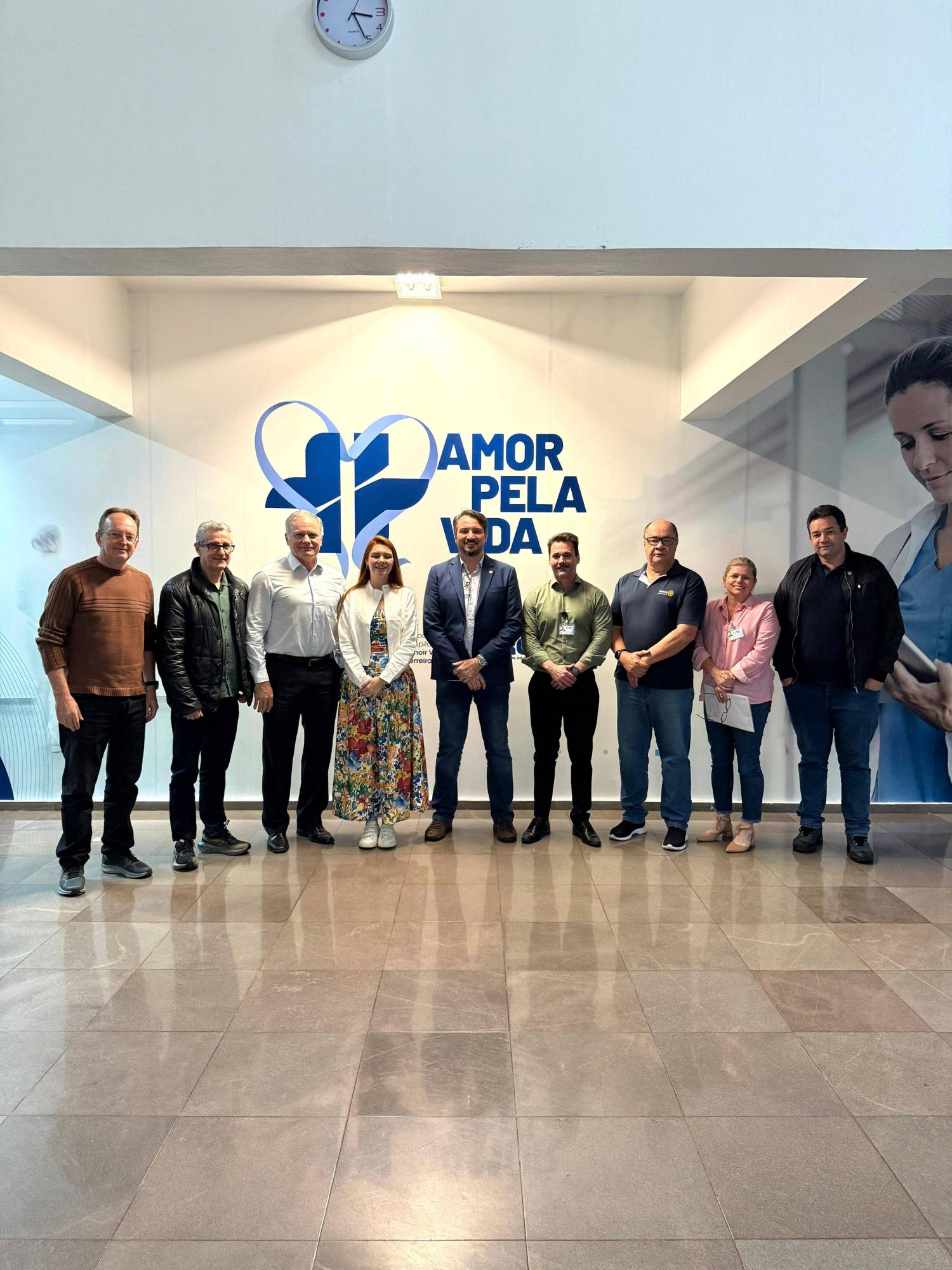 Momento da visita à nova Sala de Acolhimento da Oncologia do Hospital Regional do Oeste, que recebeu mobiliários com recursos de R$ 165 mil intermediados pelo Rotary Club de Chapecó junto à deputada Ana Campagnolo. 