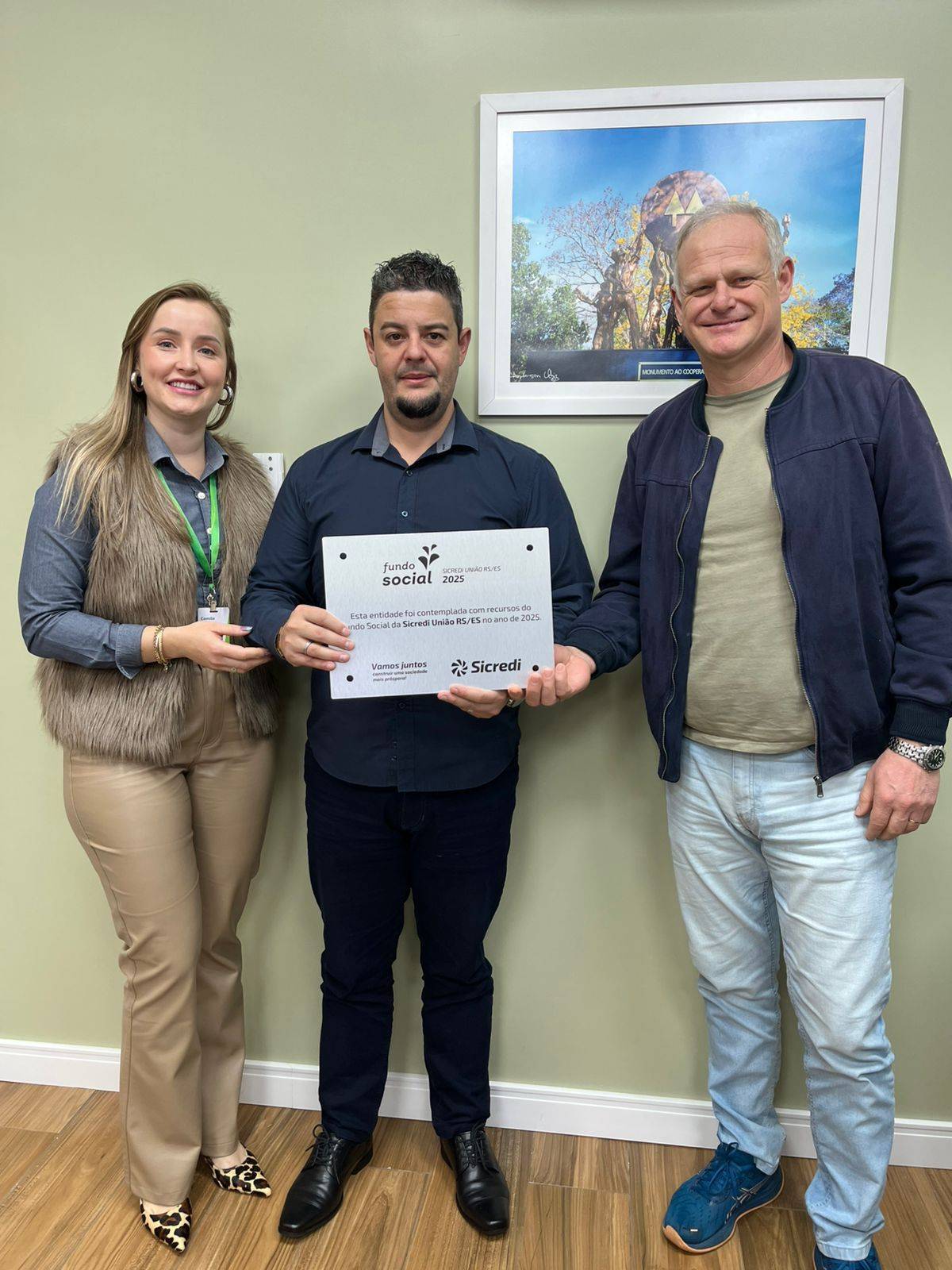 O presidente do Rotary Club de Santo Ângelo Norte, Alamir Reis Fischer, esteve acompanhado de Camila Lunardi, gerente de contas PJ do Sicredi, e do associado Sr. Paulo Cesar Engers, para receber o recurso de R$ 9.000,00, por meio do Projeto Fundo Social 2025 da cooperativa de crédito Sicredi União/ES.