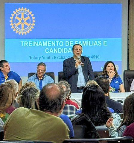 O primeiro encontro preparatório reuniu dezenas de jovens candidatos ao Programa de Intercâmbio Internacional de Jovens