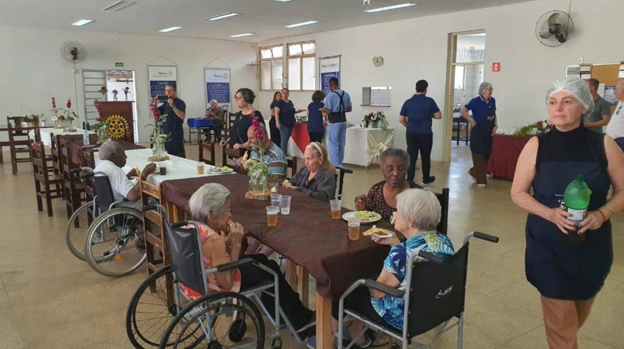 Rotary Club de Jahu Norte Recebe Idosos do Abrigo São Lourenço Para Momento de Companheirismo e Muito amor 