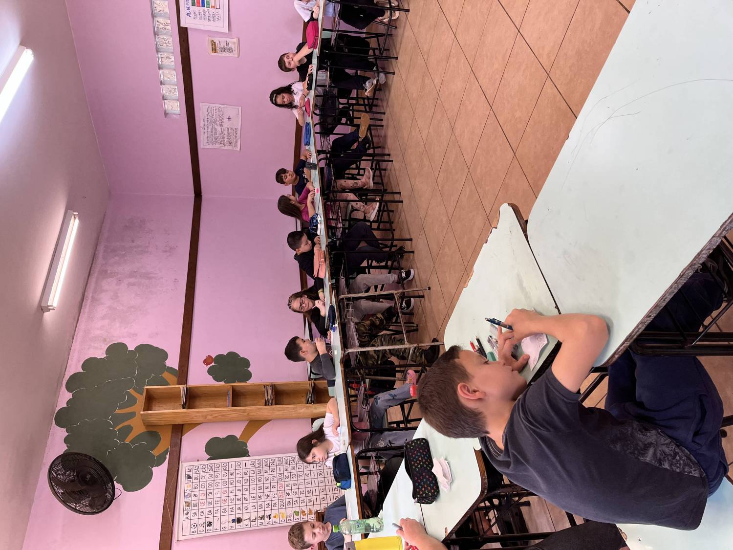 Iluminando Consciência! No dia 3 de setembro, o Interact Club de Santa Rosa realizou o projeto Aluminando Consciência na Escola Santa Rita. O grupo fez uma breve apresentação para os alunos do terceiro ano, explicando de maneira simples e divertida o que é o Interact Club e como ele atua na comunidade. Em seguida, os alunos receberam panfletos com dicas de economia de energia e, juntos, foram até as casas da região para conscientizar os moradores sobre a importância de pequenas ações no dia a dia para um consumo mais sustentável. Projetos como este mostram que, quando educação, conscientização e ação comunitária se unem, é possível gerar mudanças reais e incentivar hábitos mais responsáveis. O Interact Club de Santa Rosa continua comprometido em transformar nossa cidade, uma ação de cada vez!  #paratodosverem : este post possui legenda alternativa. Para acessá-la, você deve ativar as funções de acessibilidade do seu aparelho. #ServirParaTransformarVidas #InteractClub #voluntariado #economiadeenergia #sustentabilidade