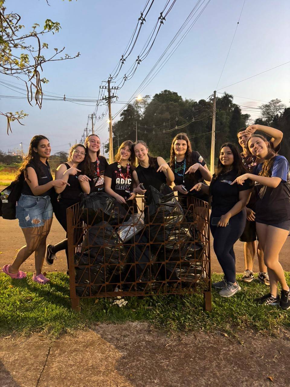 ✨ Projeto Limpeza – Avenida América ✨  No dia 19 de setembro, o Interact Club de Santa Rosa colocou a mão na massa e foi até a Avenida América com sacos de lixo para deixar a região mais limpa e agradável. 💙💛 Foram recolhidos 40 kg de lixo, entre papéis, plásticos e outros resíduos, mostrando como pequenas ações podem gerar grandes impactos na nossa cidade. 🌱🌟  O projeto reforça a importância de cuidar do meio ambiente, manter nossos espaços públicos organizados e conscientizar a comunidade sobre a responsabilidade de cada um com o lugar em que vive. 💪  Parabéns a todos os companheiros que participaram dessa iniciativa e ajudaram a transformar o espaço em um ambiente mais bonito e saudável! 🙌  #paratodosverem : este post possui legenda alternativa. Para acessá-la, você deve ativar as funções de acessibilidade do seu aparelho.  #InteractSantaRosa #ProjetoLimpeza #JuventudeEmAção #ServirParaTransformarVidas #MeioAmbiente #InteractClub