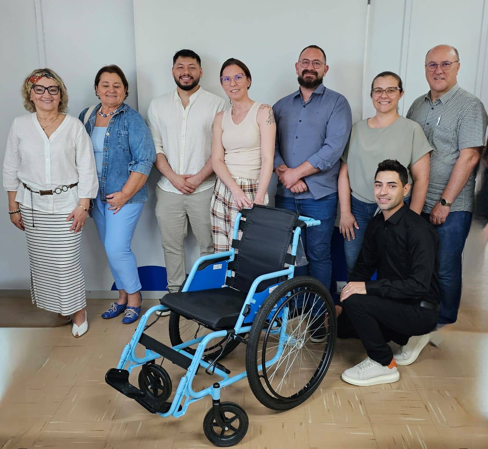 Realizamos a entrega de uma cadeira de rodas à UPA de Francisco Beltrão, por meio do projeto Mobilidade para Todos.  Um gesto simples, mas que representa cuidado, acessibilidade e compromisso com a comunidade.