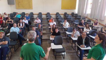 Jovens inscritos no Intercâmbio Internacional de Jovens (YEP), do Distrito 4510 do RI, fazem a prova classificatória