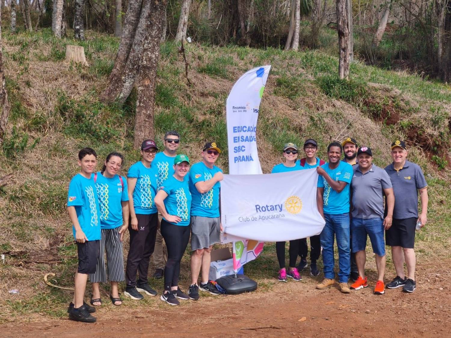 Companheiros e companheiras do Rotary Club de Apucarana juntamente com alguns convidados no Parque Ecológico da Raposa em Apucarana/PR