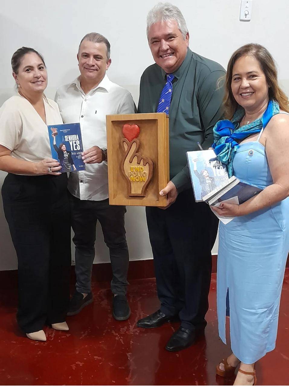 Aos Doadores para a Polio Governador Entrega Livros da Sr YES 