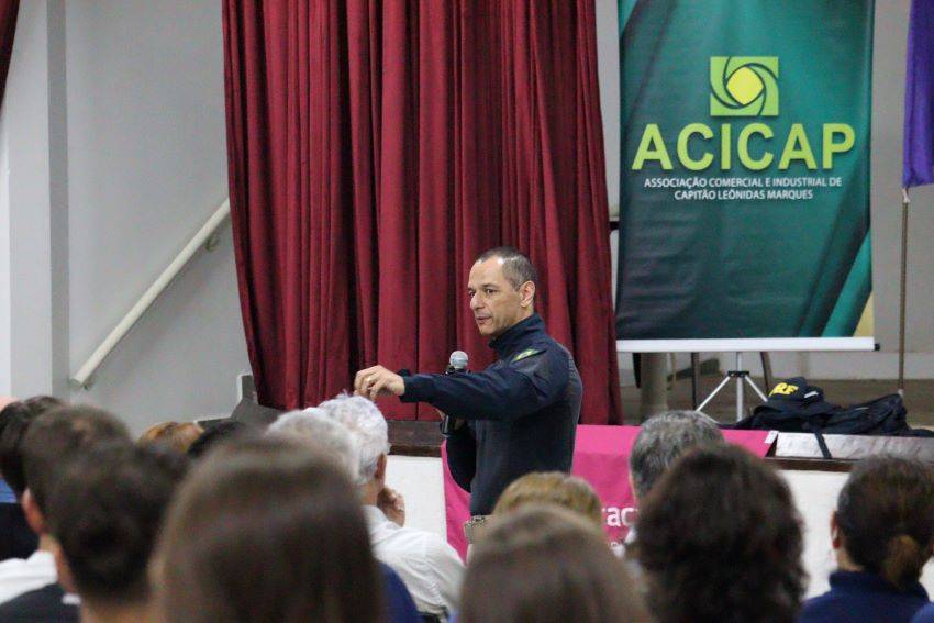 Inspetor da PRF ministra palestra em Capitão sobre segurança no trânsito