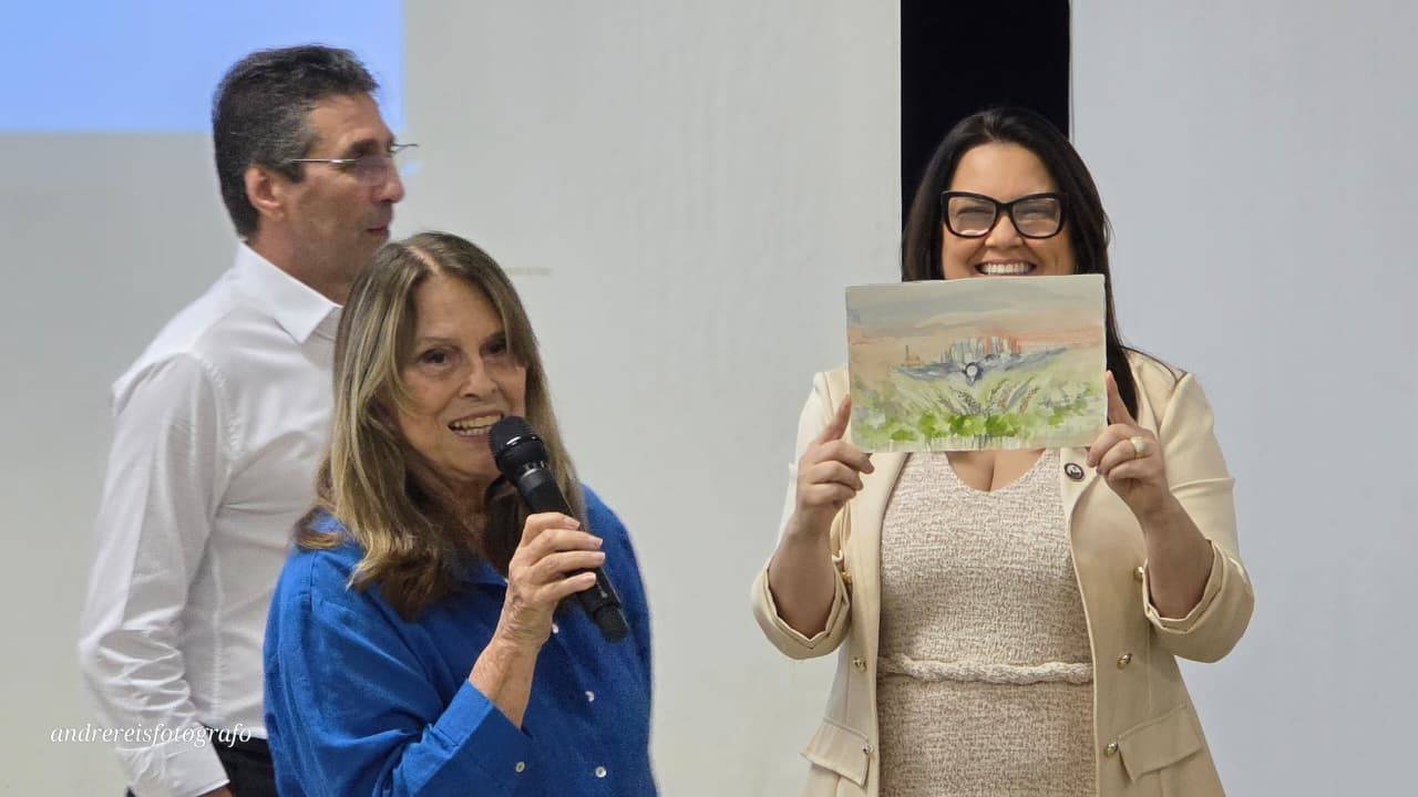 Renomada Aquarelista Maria Helena Curti Presenteia Rotary Club São Jose do Rio Preto 