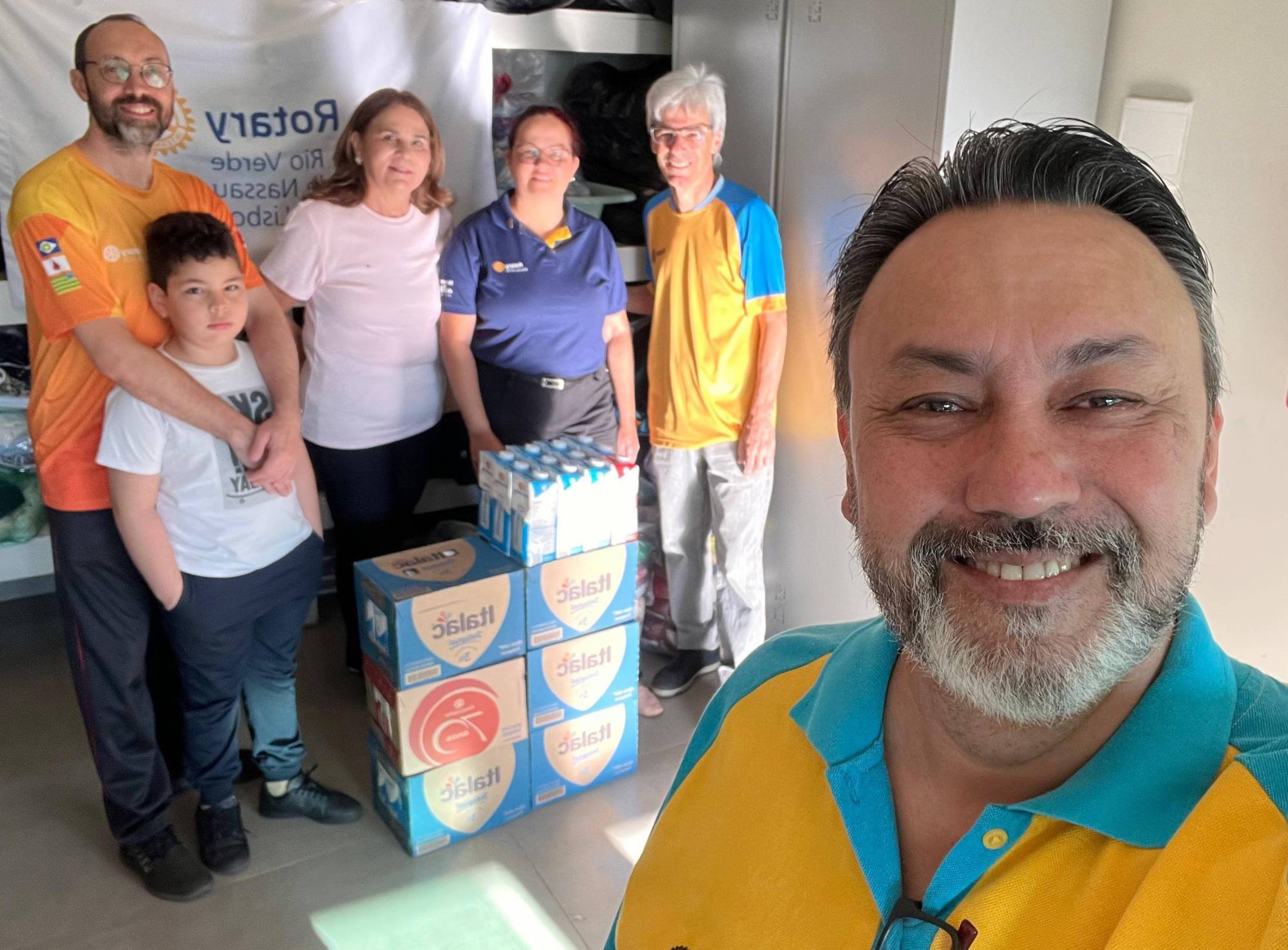 Rotary Club apoia Projeto Renascer com doações de leite - Presidente Denise Moura, Allison de Moura, Fábio Trancolin e Wander Iwata, gestora Nava Esther Sabino do Projeto Renascer.