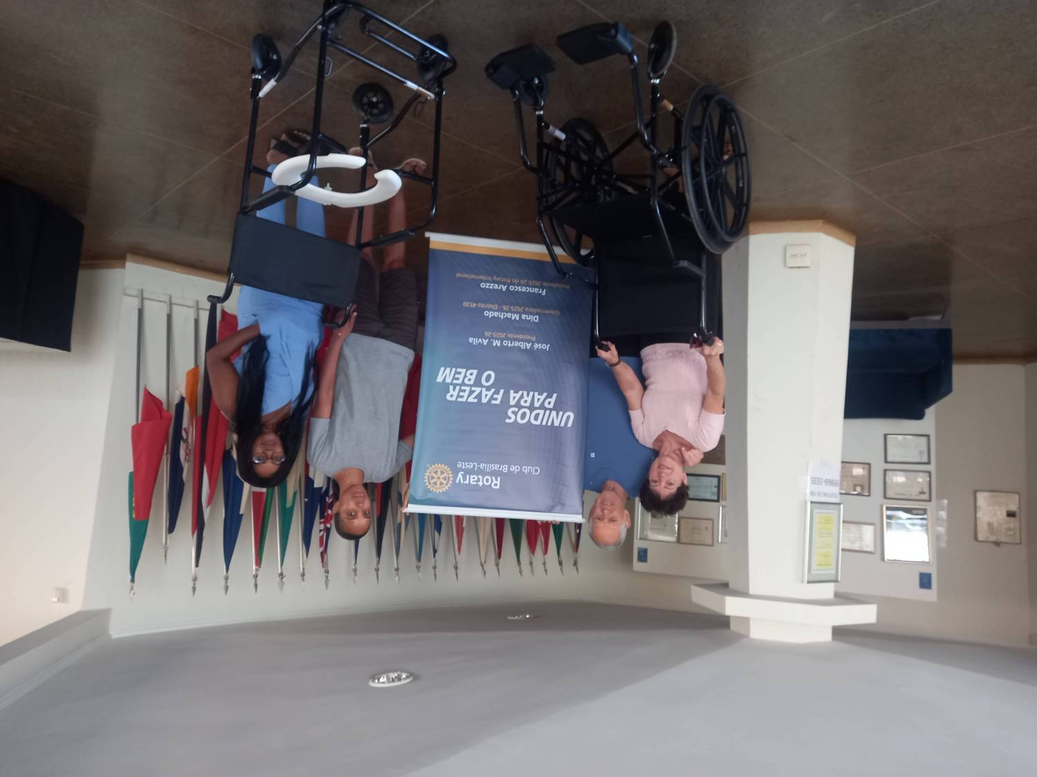 DOAÇÃO DE CADEIRA DE RODAS E DE BANHO.