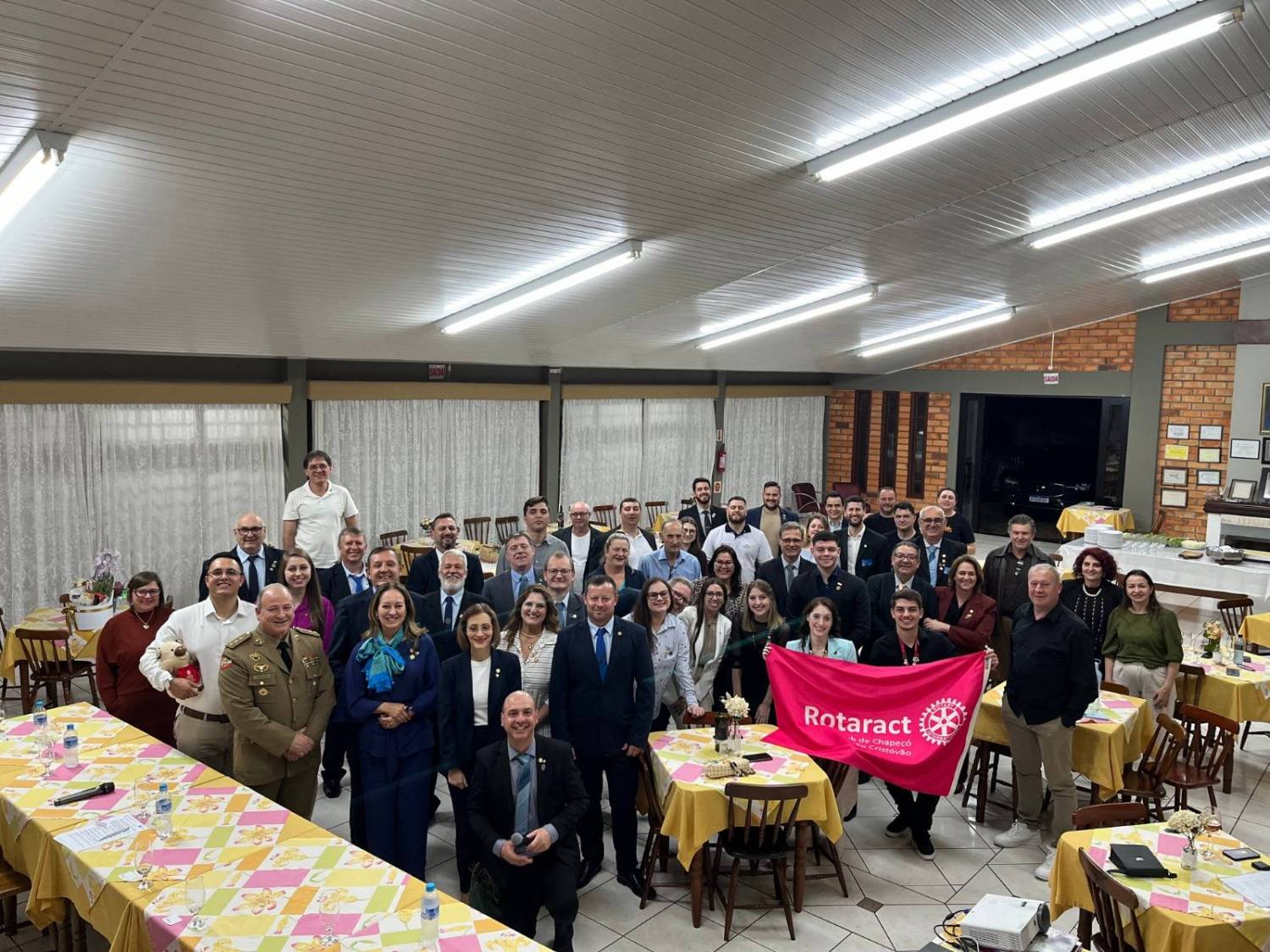 Festiva dos clubes para receber a vista do casal governador