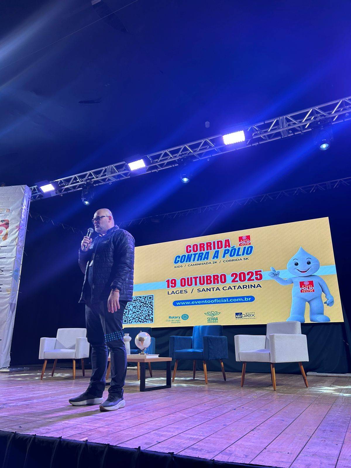 Presidente Fábio Tosatti apresentando a Corrida Contra a Pólio aos participantes do Entrevero Summit 2025