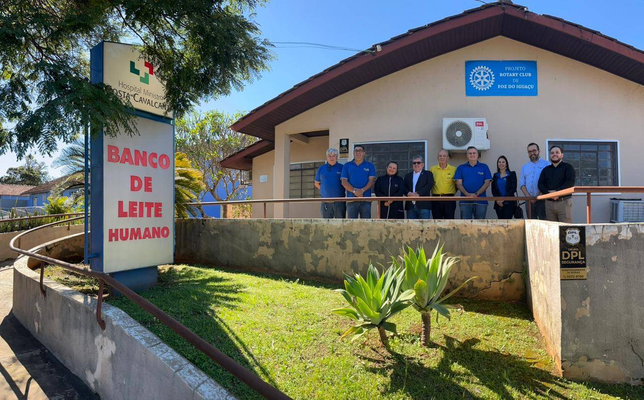 O Rotary Club de Foz do Iguaçu, ao lado do governador Wilson J. Schiavenato, entrega um novo freezer para o Banco de Leite de Foz do Iguaçu. 
