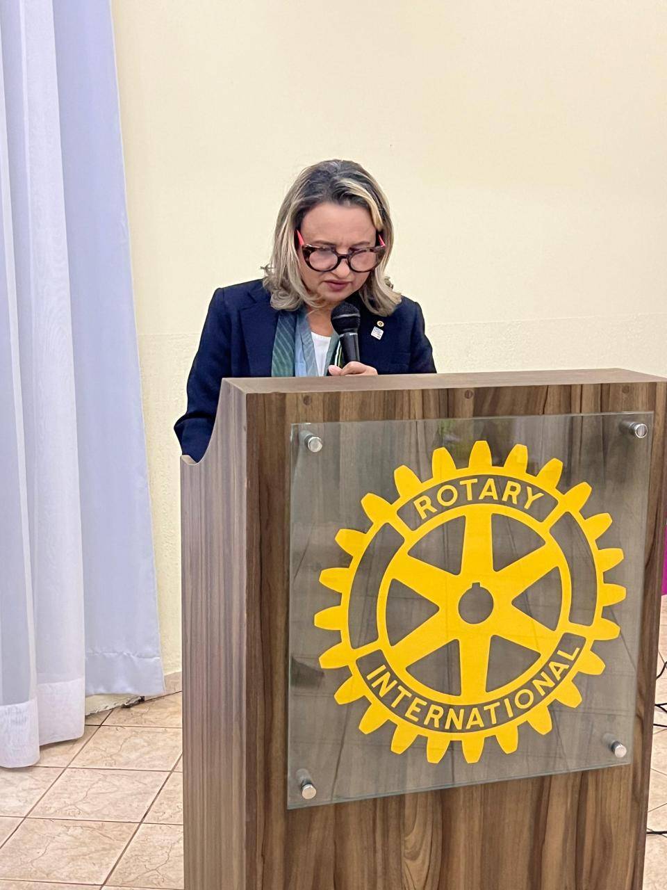 A admissão de nova companheira do Rotary Club de Foz de Iguaçu conta com a presença do governador Wilson J. Schiavenato e apresentação do Projeto Hadassa na Casa da Amizade.