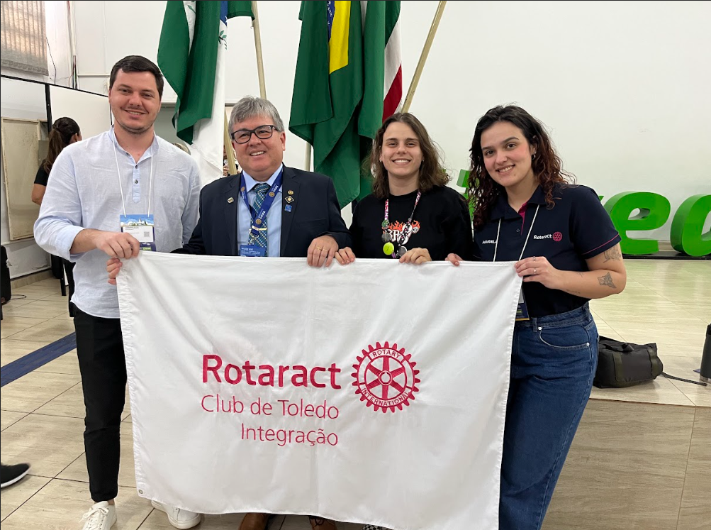 Anderson, Débora e Manuela ao lado do governador do D.4640 Wilson Schiavinato Junior.