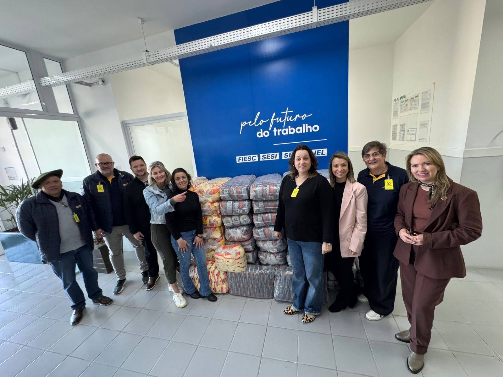 Equipe de voluntários do Rotary Lages Alvorada recebendo os alimentos no SESI e SENAI Lages