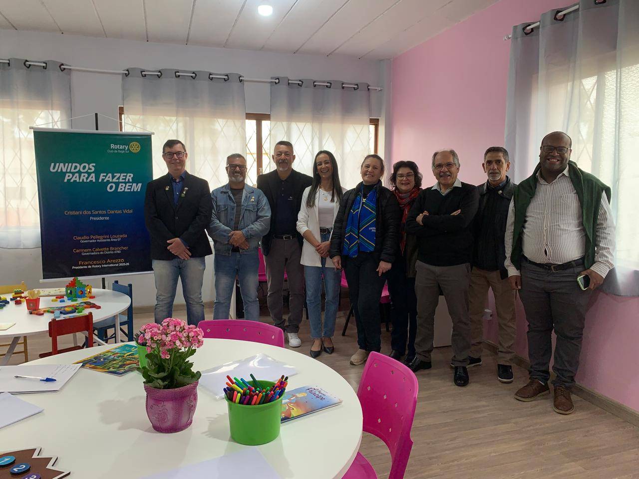 A obra conta com a importância de R$:15.000,00 investidos para a realização. A presidente do Rotary Club de Bagé Sul Cristiani Vidal entrega neste sábado dia 27 de setembro de 2025 junto aos companheiros do RC a revitalização da área de estudos e recreação da Casa de Menina de Bagé.