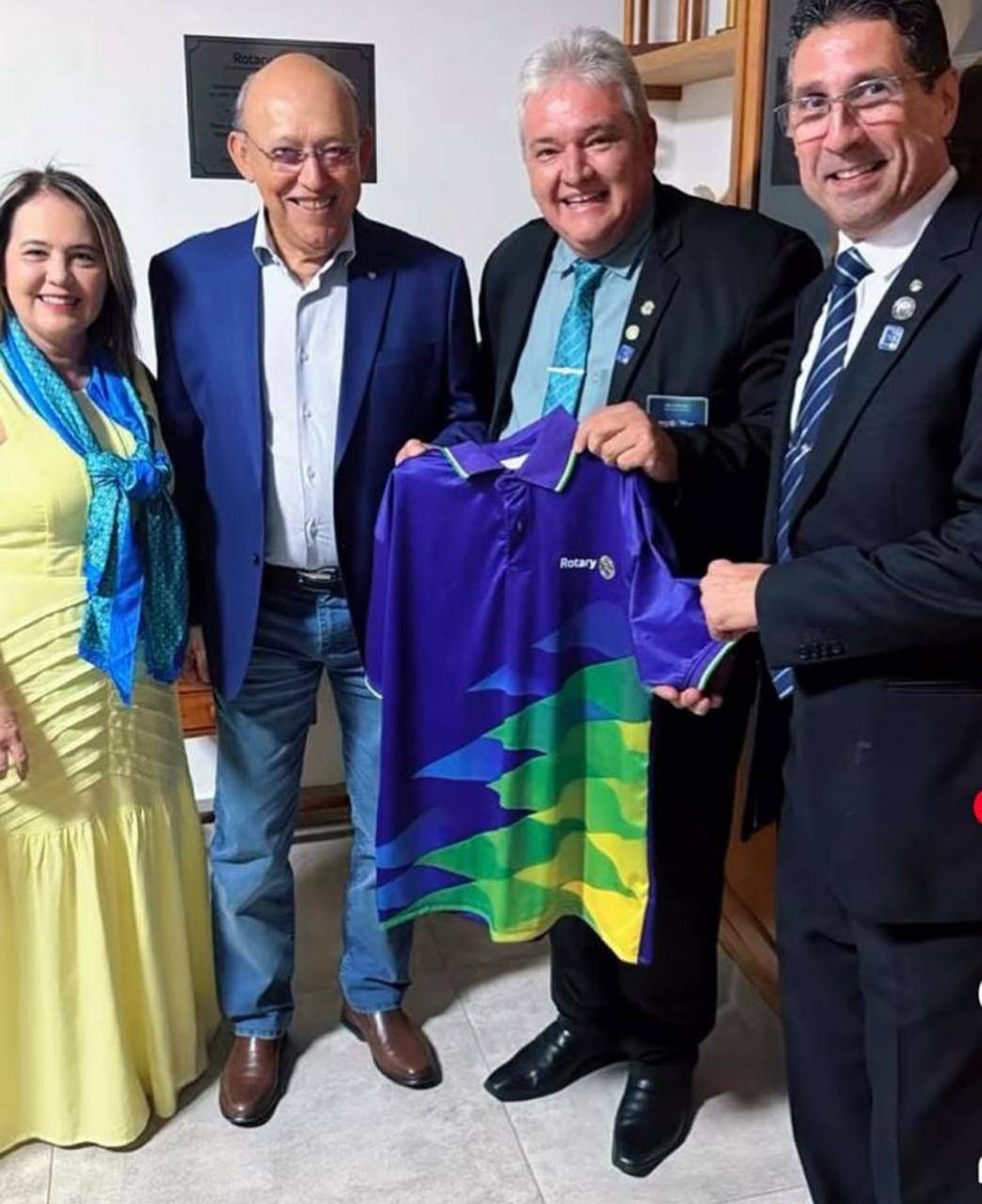 Companheiro Daniel de Freitas doa Camisa do Governador para Arrecadar Fundos para Fundação Rotaria