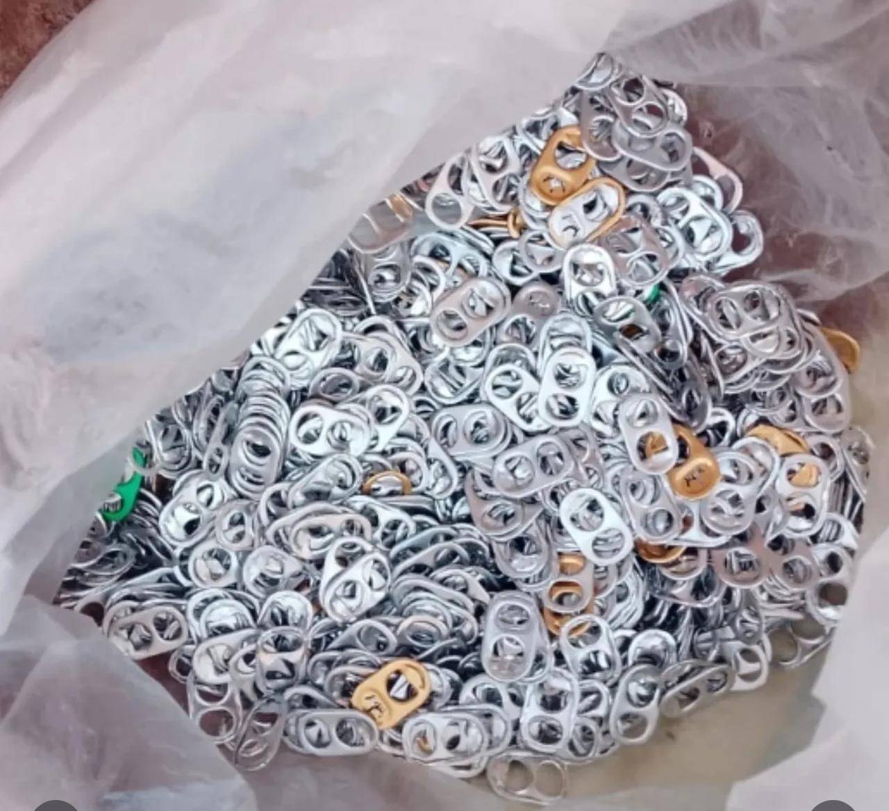 Companheiros de Rotary Arrecadam Lacres em Ranchos em Guaira 