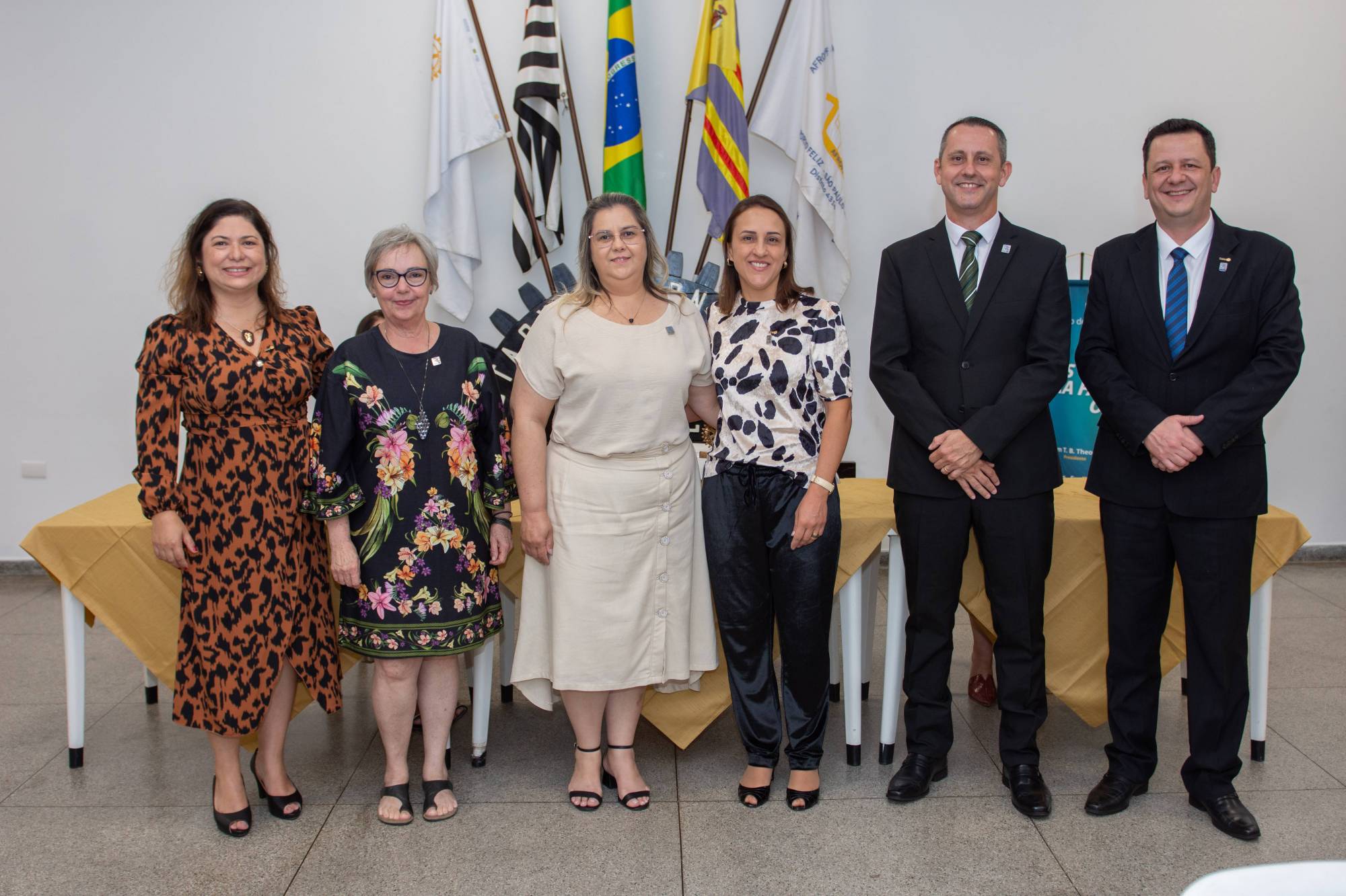 Companheiros entrantes ao lado de seus padrinhos
