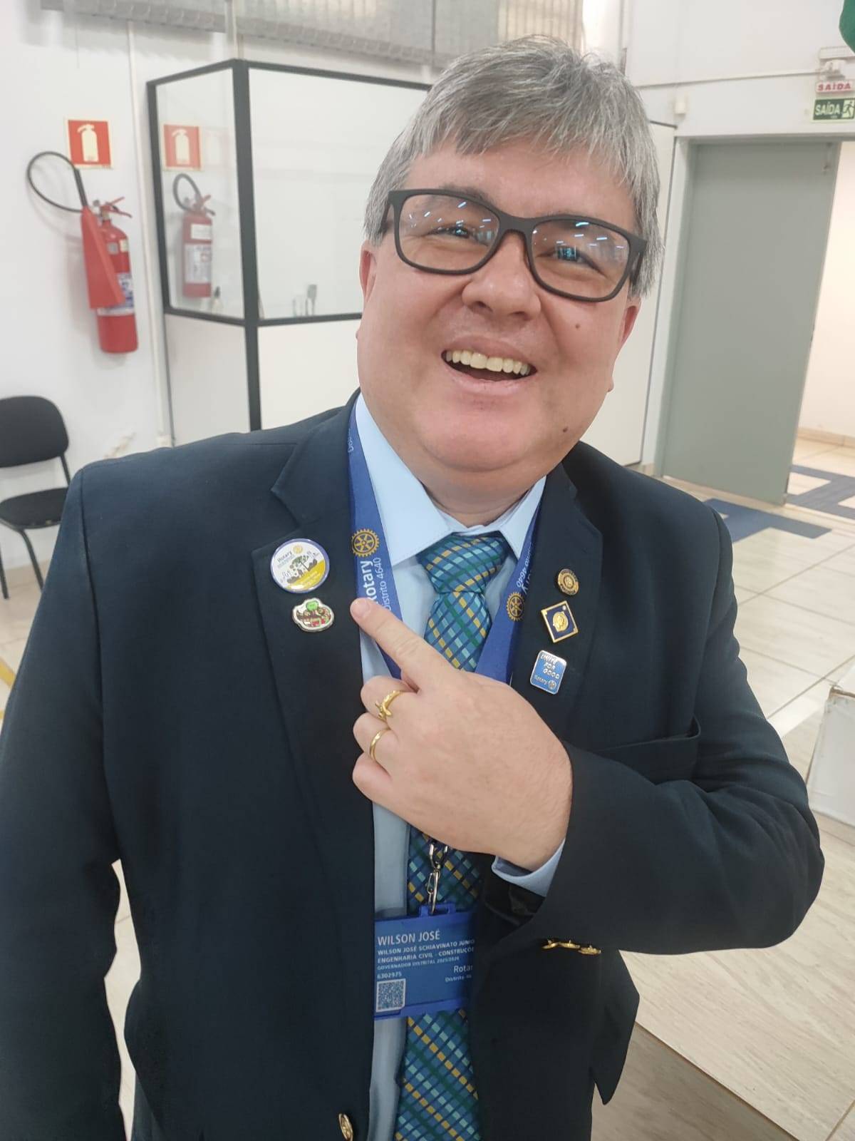  Governador do Distrito 4640,Wilson José, ganhou um bóton do Rotary Club de Medianeira Caminho do Colono, demonstrando o companheirismo e amor pelo Rotary International