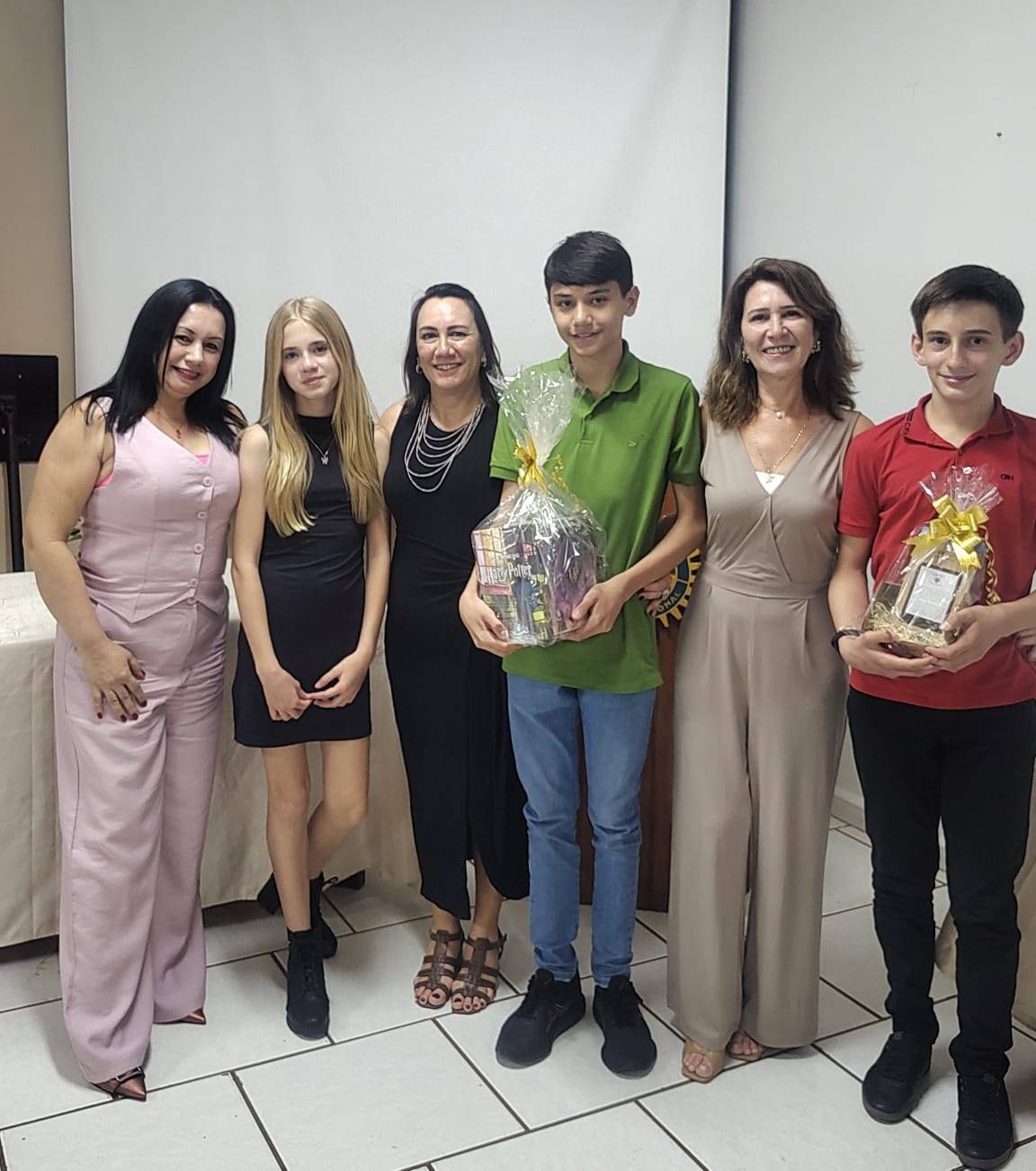 Na foto estão os alunos que ganharam o concurso e o corpo docente da escola