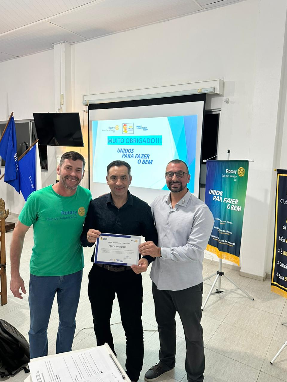 O tesoureiro do clube Silvio Lisboa, o presidente Luciano Mendes junto à Fabio Morais, superintendente do Farol Shopping. 