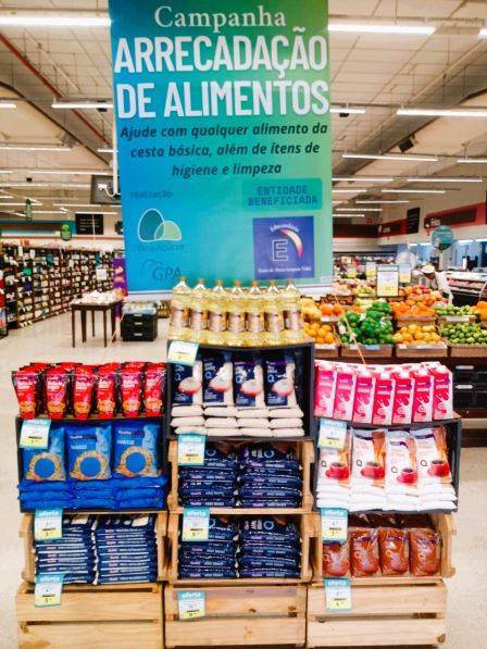 Sugestões de mantimentos que podem ser doados ao Educandário Bento de Abreu, ficam na entrada do supermercado
