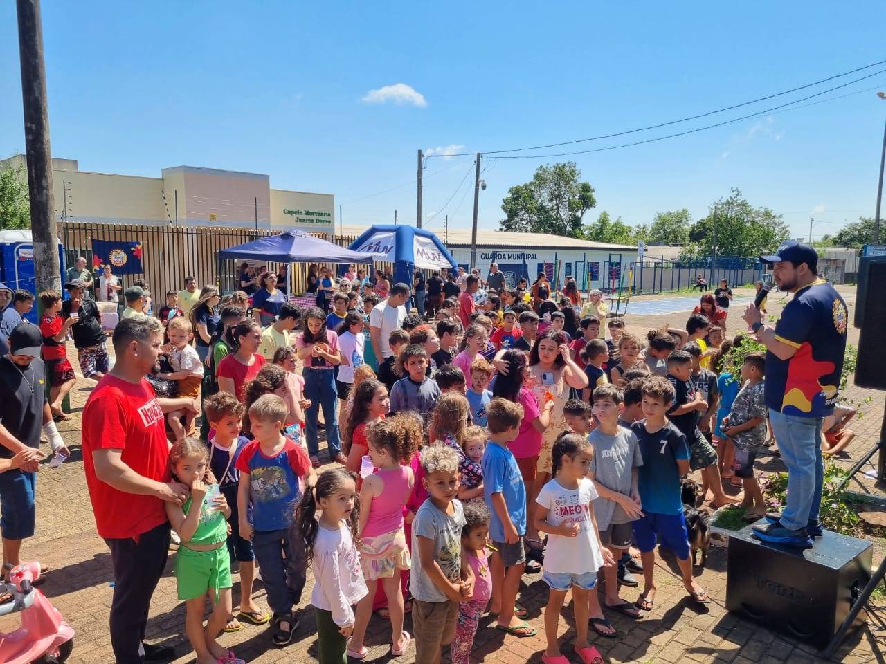 Mais de 150 crianças que fizeram a alegria da manhã de sabado