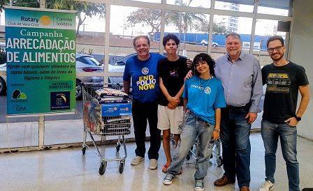 Jovens do Programa Interact e rotarianos do Rotary Club de Vera Cruz, estiveram em ação neste sábado com o Carrinho Solidário