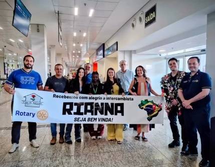 Recepção calorosa à intercambista Rihanna, vinda de Uganda, que inicia sua jornada de aprendizado e trocas culturais no Brasil.