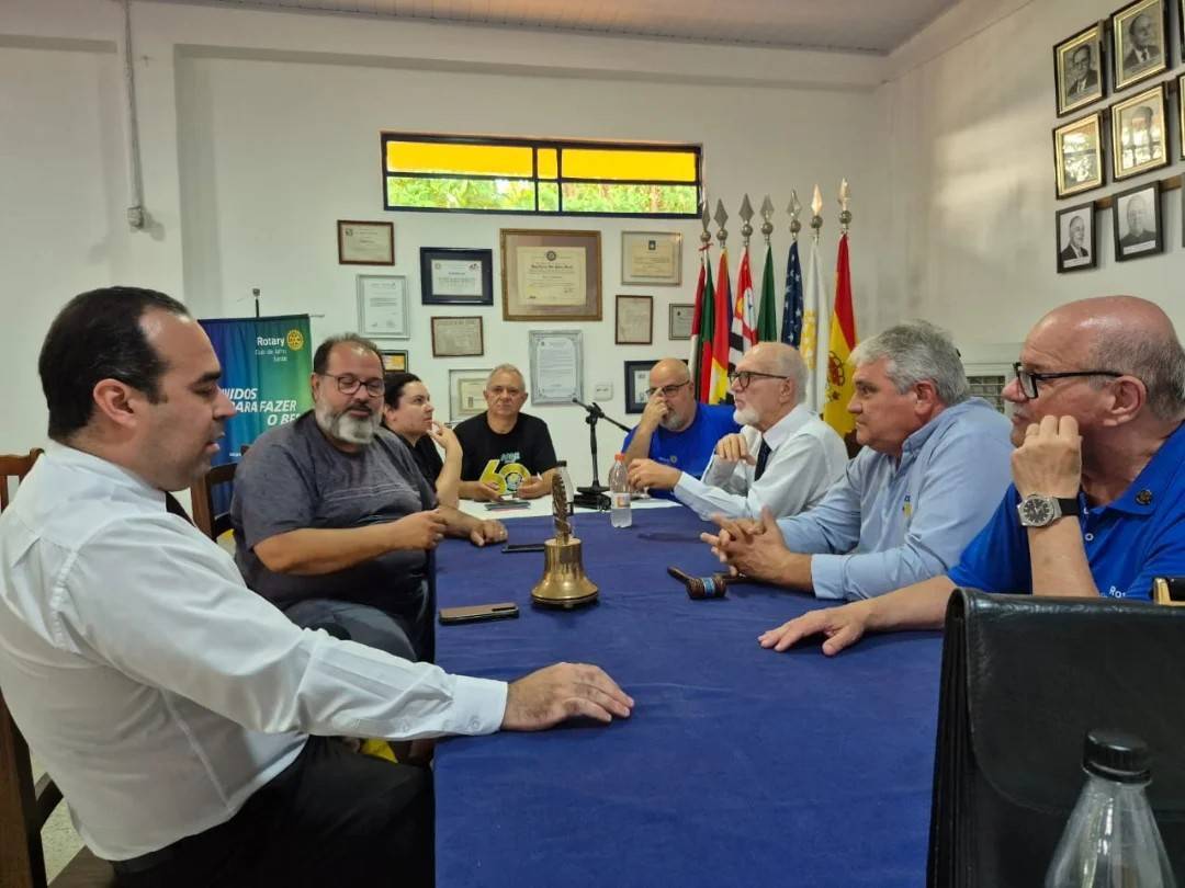 Governador Lelo Maset participa de assembleia com Rotary Club de Jahu Leste e acompanha apresentação de projetos