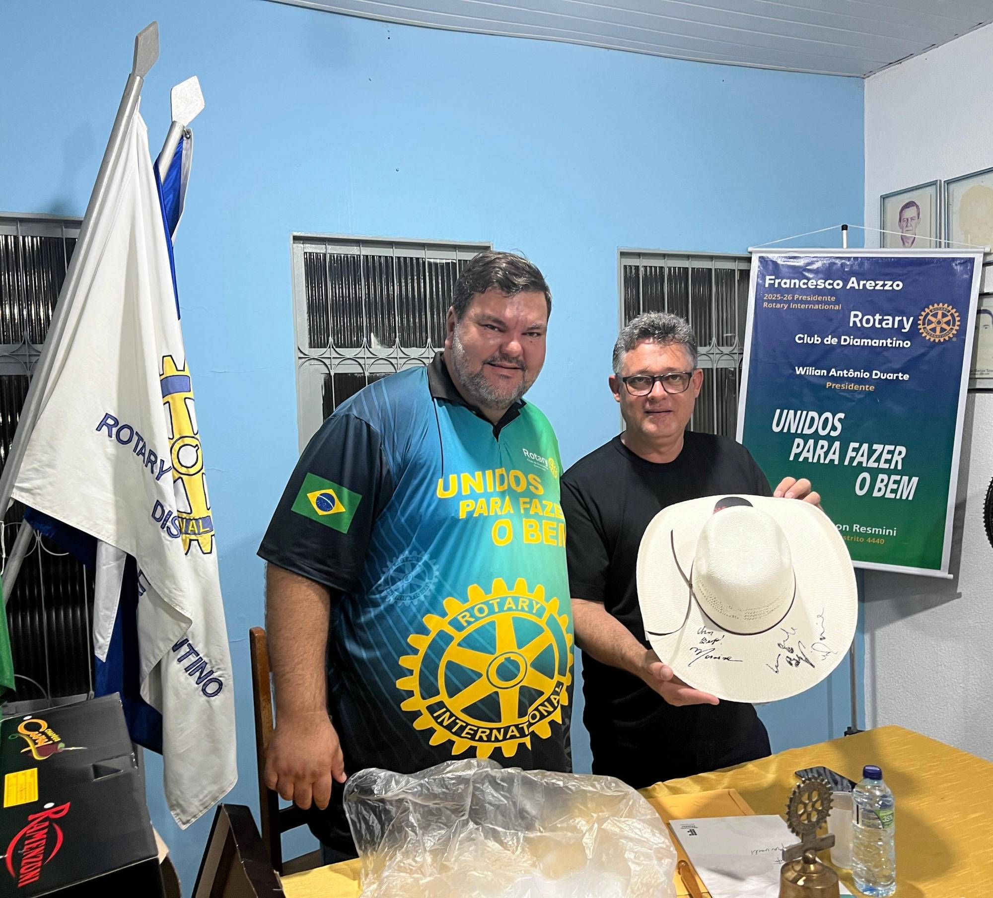 Governador Visita o Rotary de Diamantino e recebe chapéu autografado  