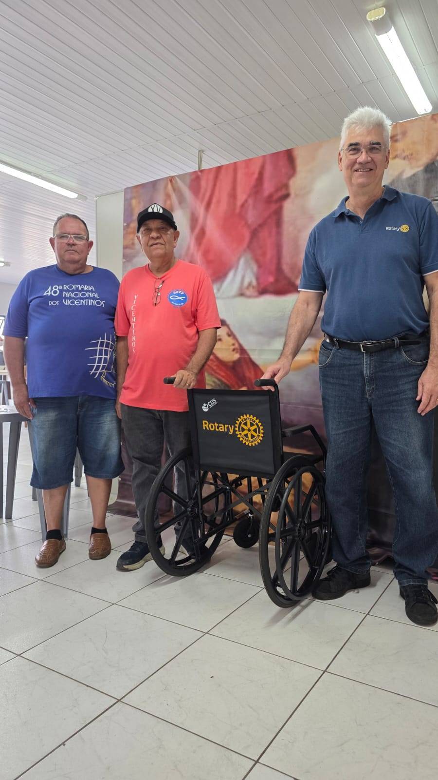 ENTREGA DE CADEIRA DE RODAS A SOCIEDADE DOS VICENTINOS