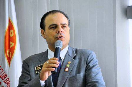 Márcio Cavalca Medeiros, presidente do Rotary Club de Vera Cruz, anuncia a primeira “Empresa Cidadã”, através do clube