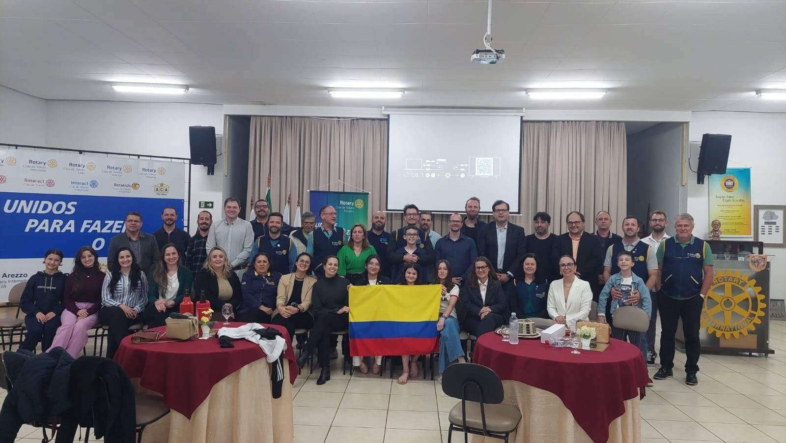 Uma noite especial com a chegada da nossa intercambista Isabela diretamente da Colômbia 🇨🇴✨ Seguimos unidos em projetos, aprendizado e muito companheirismo! 💙💛