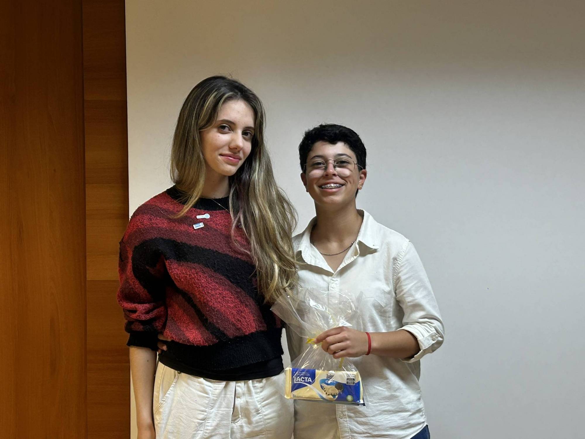 Alice da Rosa com a  presidente Paula de Quadros