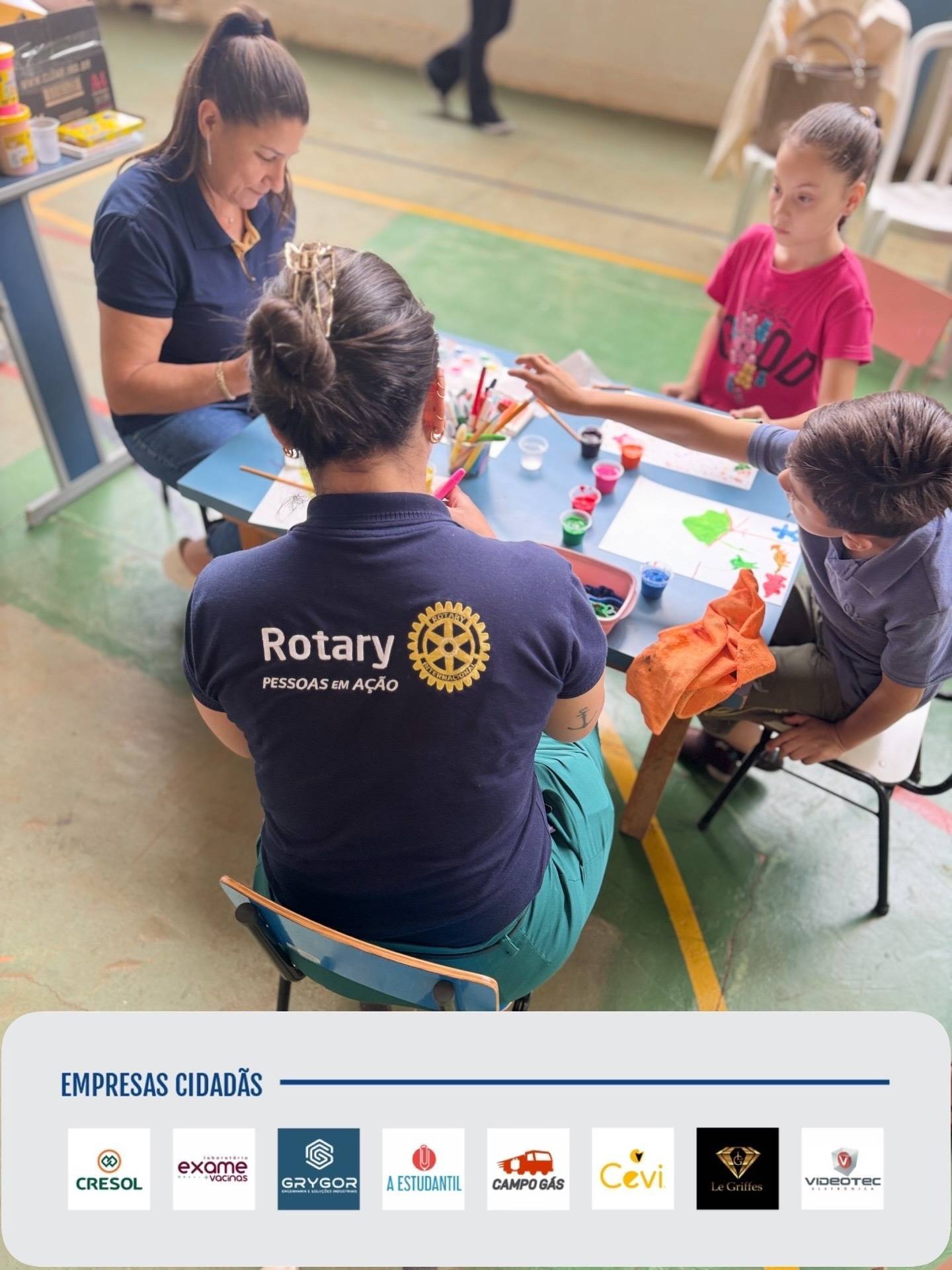 Companheiros realizando atividade de pintura com os pacientes da APAE saúde