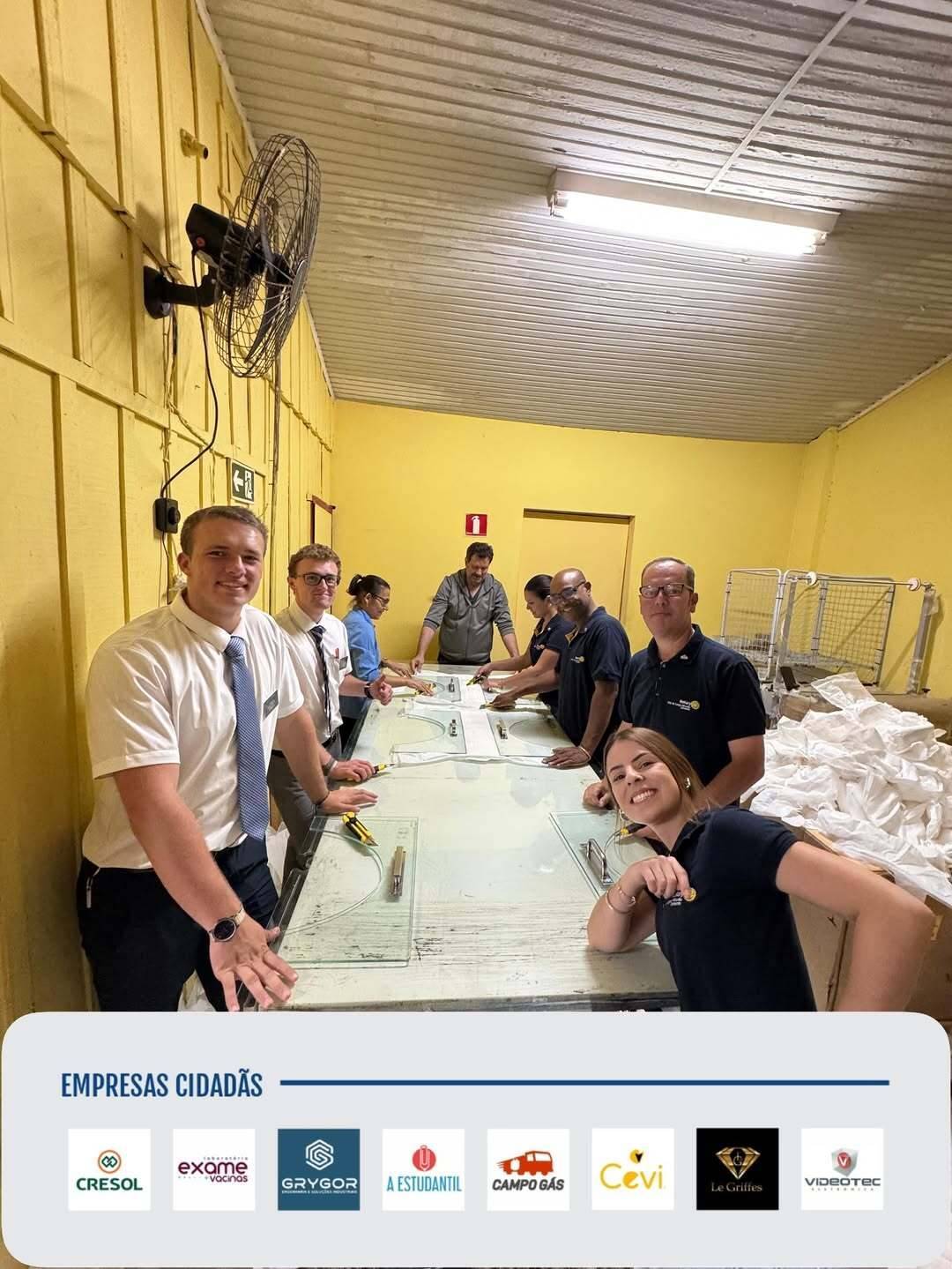 Companheiros do Rotary Club de Campo Mourão-Fomento e membros da Mãos que Ajudam” A da Igreja de Jesus Cristo dos Santos dos Últimos Dias na produção de fraldas
