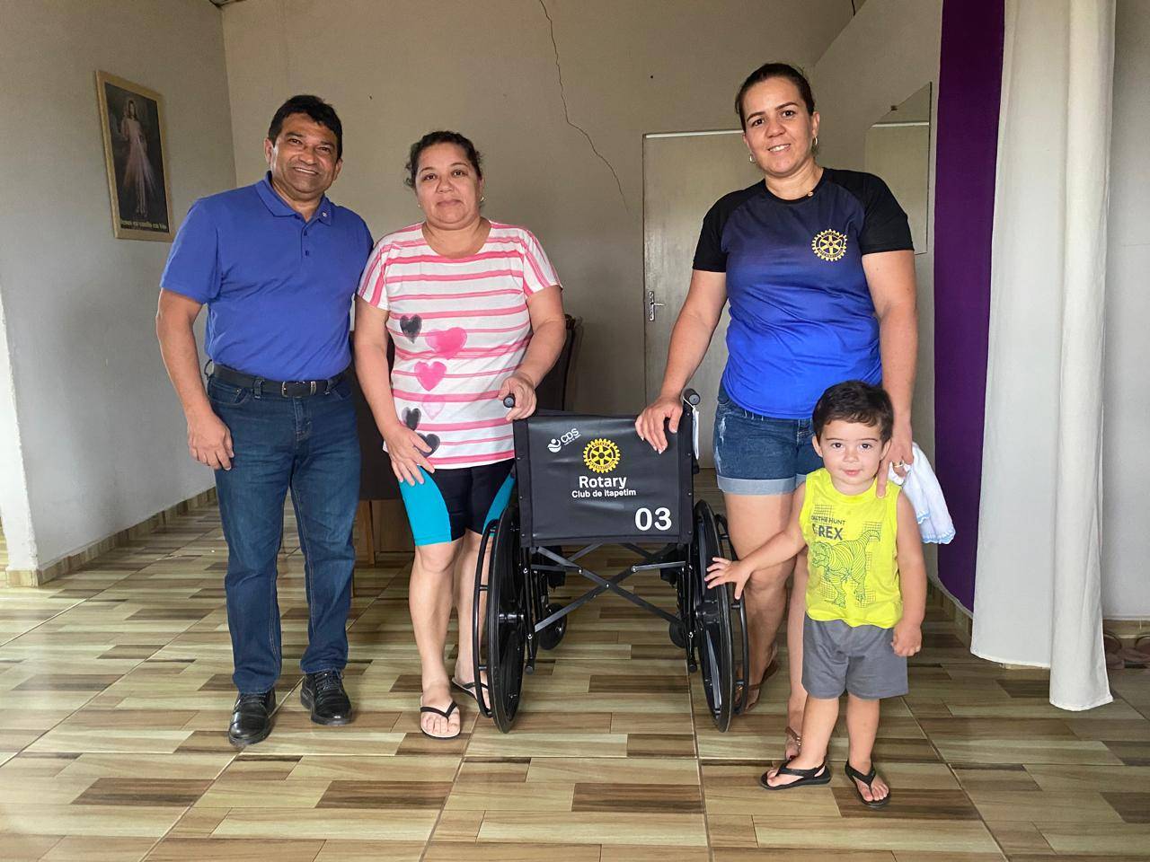 RC Itapetim realiza entrega de cadeira de rodas.