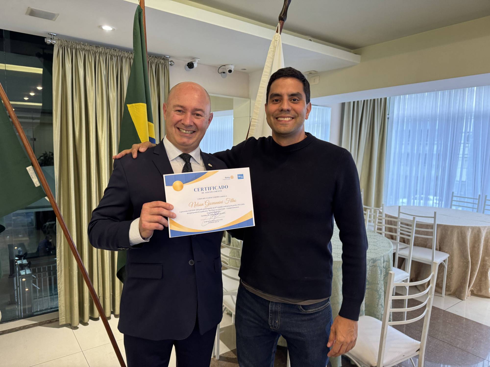 Presidente Demétrius Fabiano Fernandes (2025/2026) e o palestrante Nelson Giovannini Filho