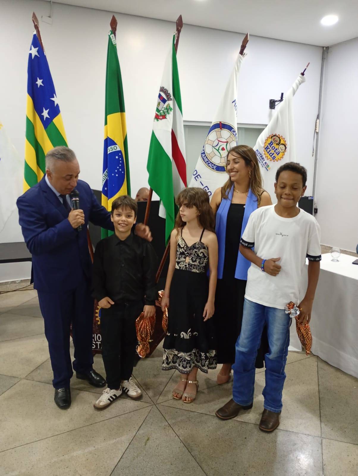 Crianças do Projeto Bom De Bola, Bom Na Escola recebendo homenagens por seus trabalhos no Churrasco Rotário